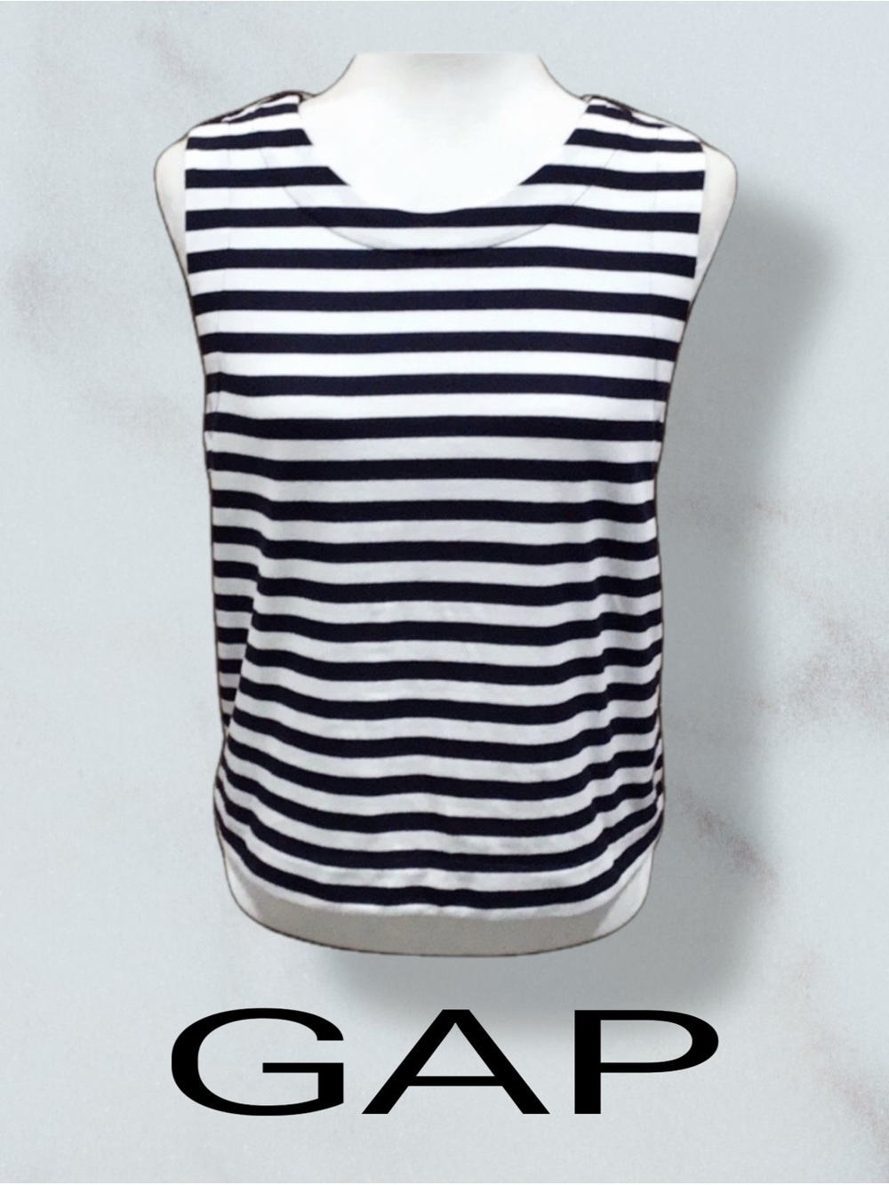 GAP Button Back Top Size Medium‎